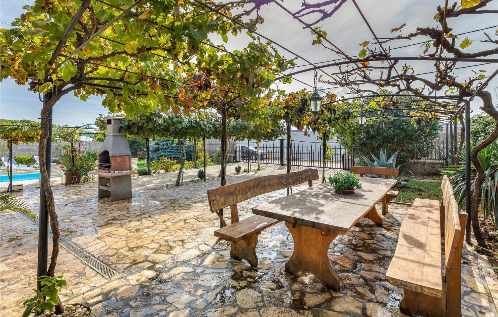 Gorgeous Apartment In Pula With Kitchen Buitenkant foto